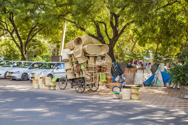 Man sells ratan furniture — Stock Photo, Image