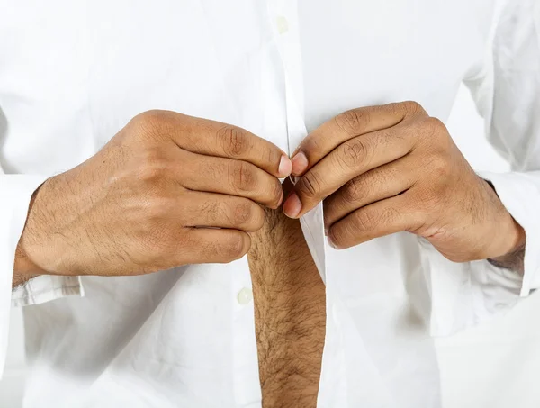 Homem abotoando sua camisa — Fotografia de Stock