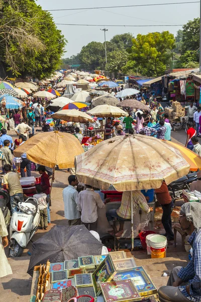 Indian bargain and buy at the Jama Mashid bazaar — Stock Photo, Image
