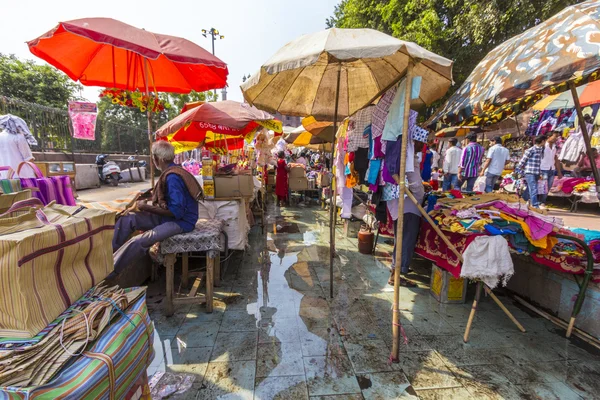 Indian bargain and buy at the Jama Mashid bazaar — Stock Photo, Image