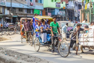 Rickshaw sürücü taşımaları yolcu eski Delhi, Hindistan.