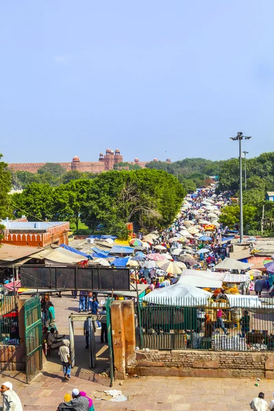 Indian bargain and buy at the Jama Mashid bazaar — Stock Photo, Image