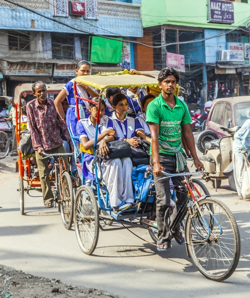 Riksza jeździec transportu pasażerskiego w old delhi, Indie. — Zdjęcie stockowe