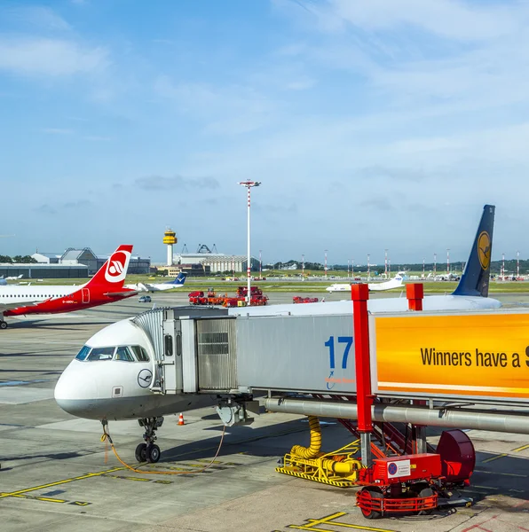 Aéronefs à la porte du terminal 2 — Photo