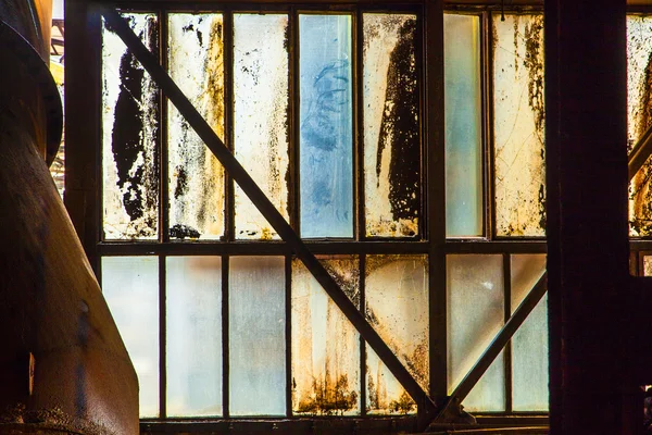 Sporca finestra di vecchia fabbrica di ferro — Foto Stock