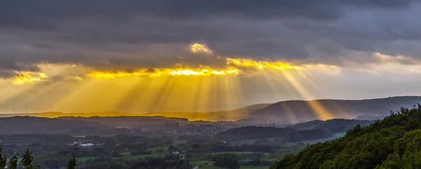 Goldener Sonnenuntergang in den Bergen des Saarlandes mit dunklem Regen — Stockfoto