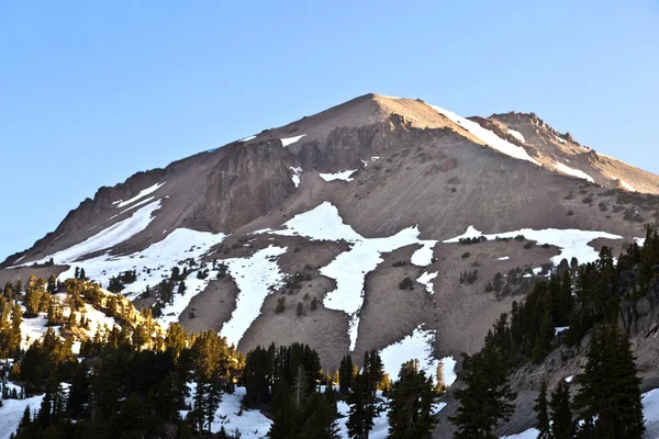 Neve no Monte Lassen no parque nacional — Fotografia de Stock