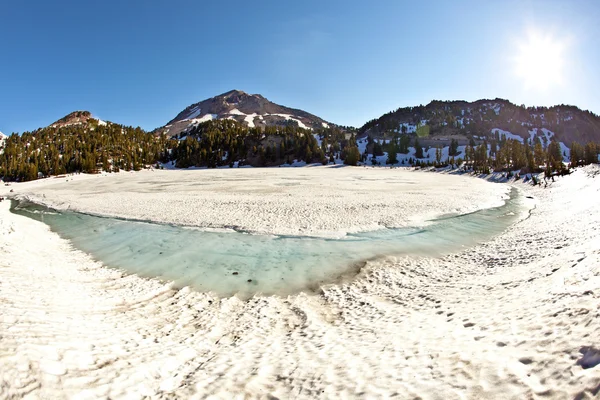 Crater lake met sneeuw op mount lassen in het nationaal park — Stockfoto