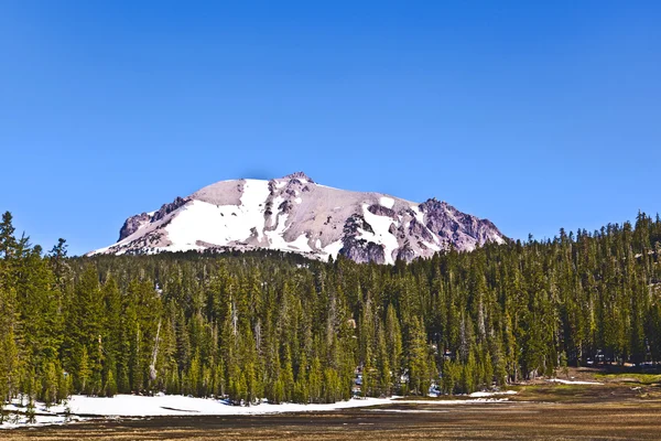 Neve no Monte Lassen no parque nacional — Fotografia de Stock