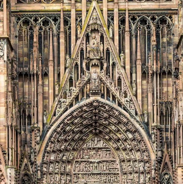 Kirchenskulpturen auf dem Straßburger Münster — Stockfoto