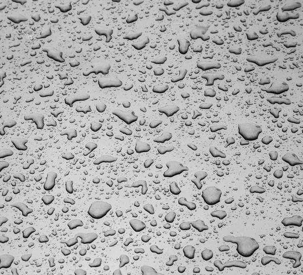 Padrão de gotas de chuva em uma superfície metálica — Fotografia de Stock