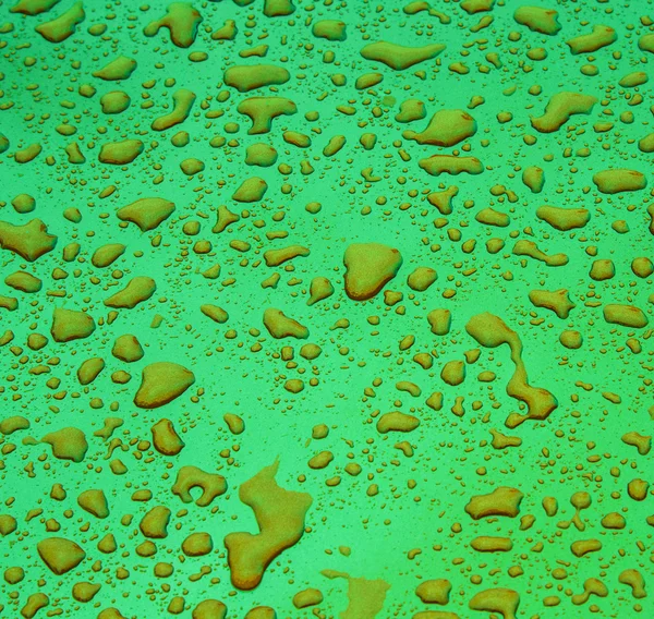 Πράσινο μοτίφ από σταγόνες βροχής σε μια μεταλλική επιφάνεια — Φωτογραφία Αρχείου