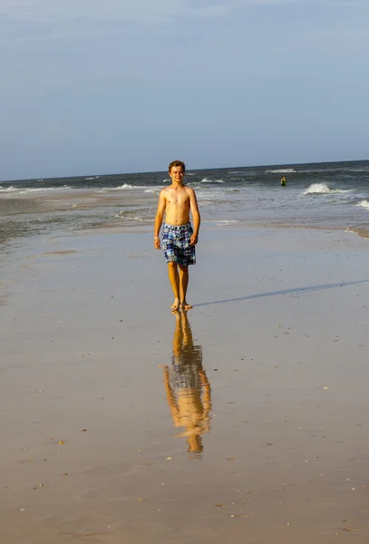 Chłopiec spacery na plaży — Zdjęcie stockowe