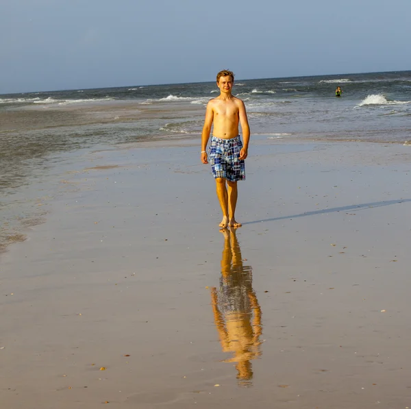 Jongen wandelingen op het strand — Stockfoto