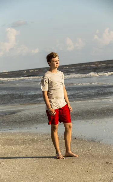 Teenager enjoys jogging along the beach — Stock Photo, Image