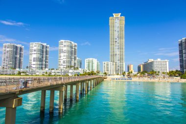 güzel bir plaj condomiums ve gökdelen sunny Adaları