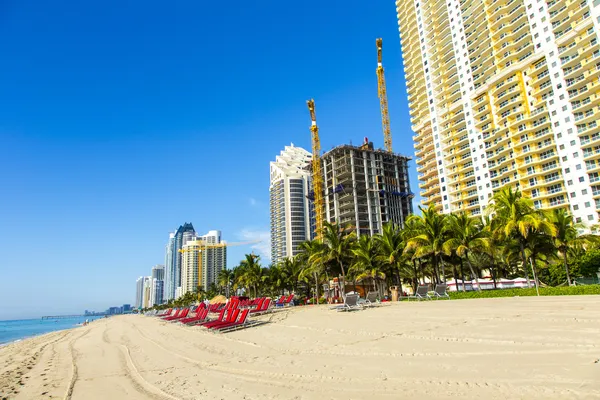 Schöner Strand mit Eigentumswohnungen und Wolkenkratzer auf sonnigen Inseln — Stockfoto