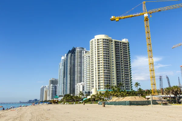 Schöner Strand mit Eigentumswohnungen und Wolkenkratzer auf sonnigen Inseln — Stockfoto