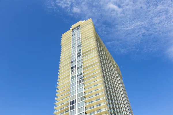 Condomiums and skyscraper in Sunny Islands — Stock Photo, Image