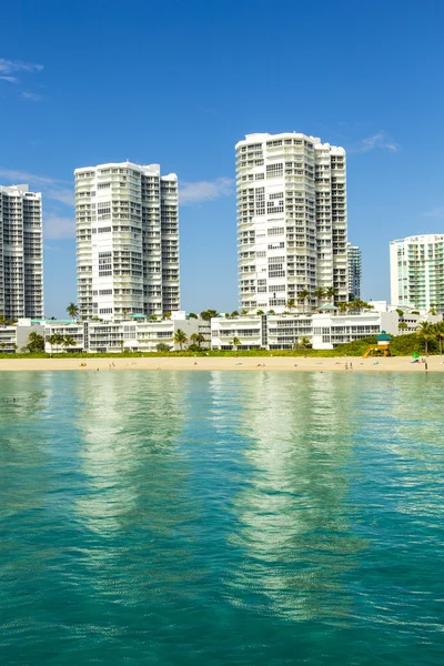 Beautiful beach with condomiums and skyscraper in Sunny Islands — Stock Photo, Image