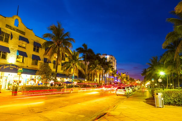 Vista noturna no Ocean Drive no sul de Miami — Fotografia de Stock