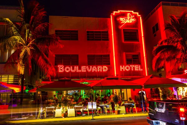 Vista noturna no Ocean Drive no sul de Miami — Fotografia de Stock