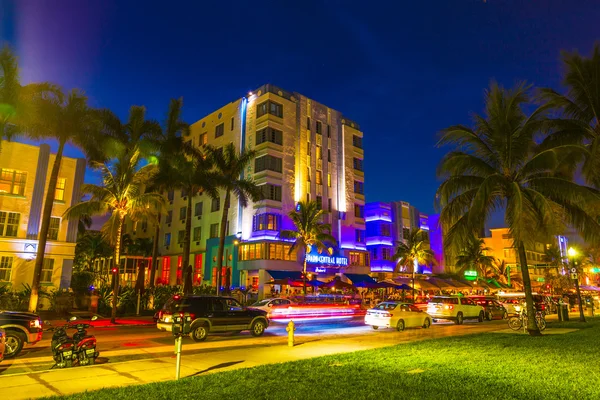 Vista notturna a Ocean Drive nel sud di Miami — Foto Stock