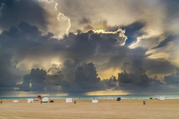 Φως διαθλάσεις στα σκοτεινά σύννεφα στην νότια παραλία — Φωτογραφία Αρχείου