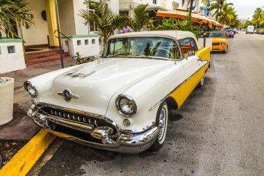 Krom radyatör ızgara ile klasik oldsmobile önünde o park etmiş.