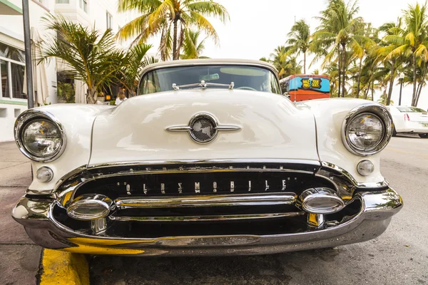 Klassieke oldsmobile met chroom radiator grill geparkeerd op de voorgrond o — Stockfoto