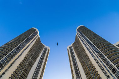 sunny Isles Beach iki gökdelen arasında kuş uçar