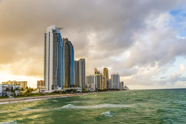 Arranha-céus na Sunny Isles Beach, em Miami — Fotografia de Stock