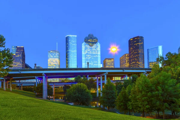 Prohlédni na centru Houstonu v noci s mosty v barevné světlo — Stock fotografie