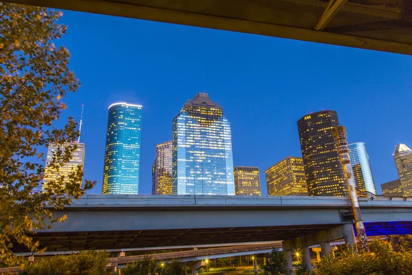 Vista no centro de Houston à noite com pontes em luz colorida — Fotografia de Stock