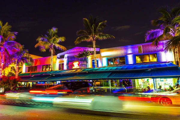 Vista notturna a Ocean Drive nel sud di Miami — Foto Stock