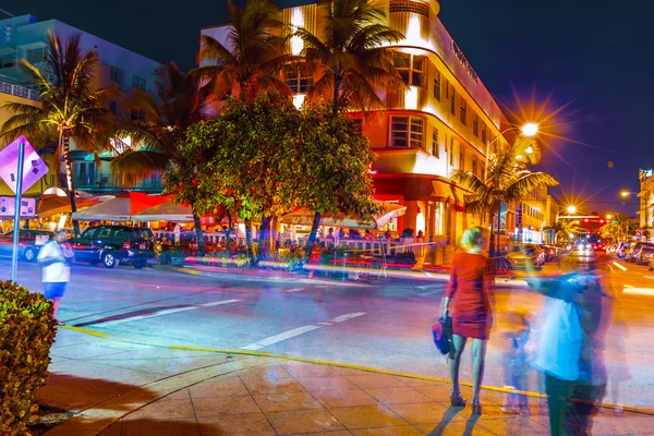 Vista noturna no Ocean Drive no sul de Miami — Fotografia de Stock