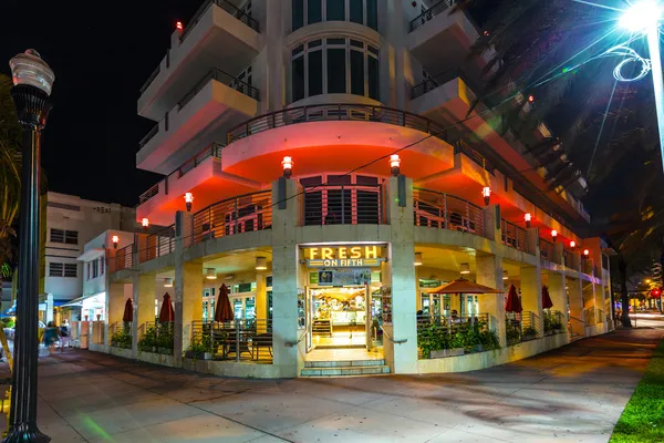 Vista nocturna en Ocean Drive en el sur de Miami — Foto de Stock