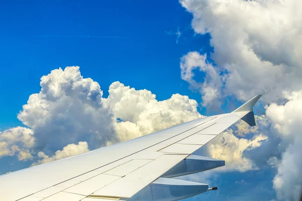 Repülő repülőgép az égen felhőkkel — Stock Fotó