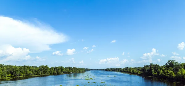 Vista al río Missisippi con su amplio lecho fluvial e intacto —  Fotos de Stock