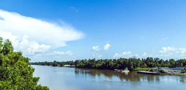 Pohled do řeky missisippi s jeho široká řečiště a ukončit dotek — Stock fotografie
