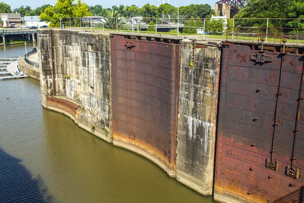 Historische plaquemine gates bij rivier vergrendelen — Stockfoto