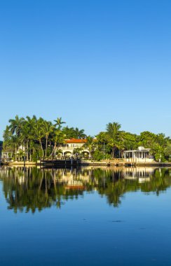lüks evler Miami pinetree sürücüdeki kanalında