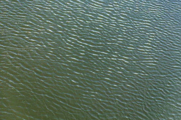 El viento hace un patrón de onda armónica en el río — Foto de Stock