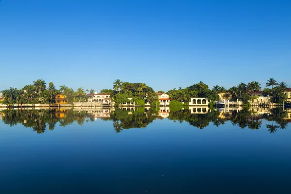 Lüks evler Miami pinetree sürücüdeki kanalında — Stok fotoğraf