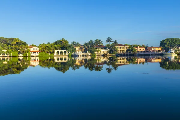 Lyxhus vid kanalen på pinetree drive i miami — Stockfoto