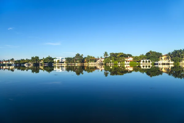 Luxury houses at the canal on Pinetree Drive in Miami — Stock Photo, Image