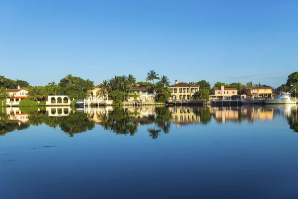 Luxury houses at the canal on Pinetree Drive in Miami — Stock Photo, Image