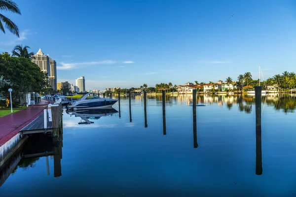 Luxury houses at the canal on Pinetree Drive in Miami — Stock Photo, Image