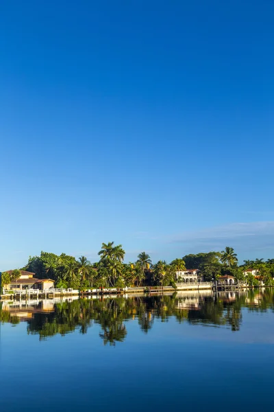 Lüks evler Miami pinetree sürücüdeki kanalında — Stok fotoğraf