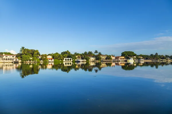 Casas de luxo no canal em Pinetree Drive em Miami — Fotografia de Stock